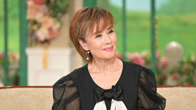 74歳小柳ルミ子、膝上20cm超ミニ丈衣装＆ハイヒールで圧巻美脚を披露「毎回脚を見せてくださいって言われるので」 4枚目