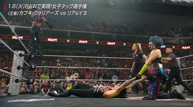 アスカに抑え込まれるリア