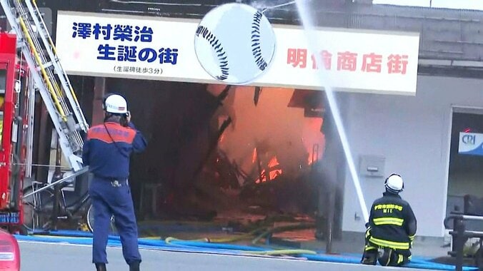 【写真まとめ30枚】三重・伊勢市の「明倫商店街」で火事　元巨人・沢村栄治さんゆかりの…　近鉄宇治山田駅前が騒然　消火活動続く　現場の様子は【随時更新中】 1枚目