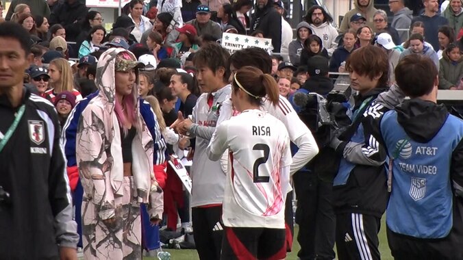 「女性ラッパー」かと思ったら「なでしこのレディー・ガガ」だった！遠藤純の“奇抜観戦コーデ”に「なんて斬新」「らしいファッション」 5枚目