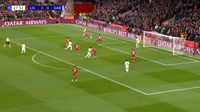 「1人で2人を抑えるのエグすぎる」遠藤航の“神ディフェンス”に騒然！「それ追いつくのヤバい」「よく一人で頑張った」緊急出場の右SBでピンチ阻止 3枚目