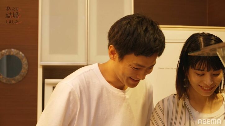 キッチンでハグも！野村周平＆さとうほなみ、“夫婦”でおつまみ作り、距離が縮まり…『私たち結婚しました』第3話