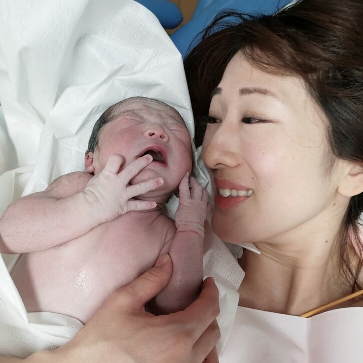 シンガーソングライター・小平加奈、第3子男児の出産を報告「ボロ雑巾のような身体にムチ打っている」
