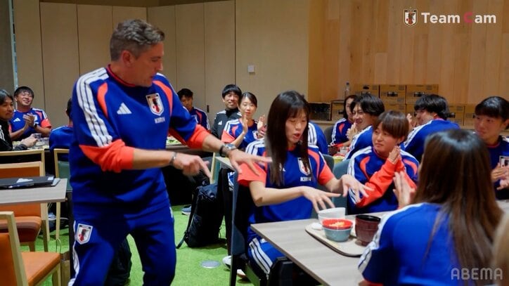 「エアピアノ」に周囲も爆笑