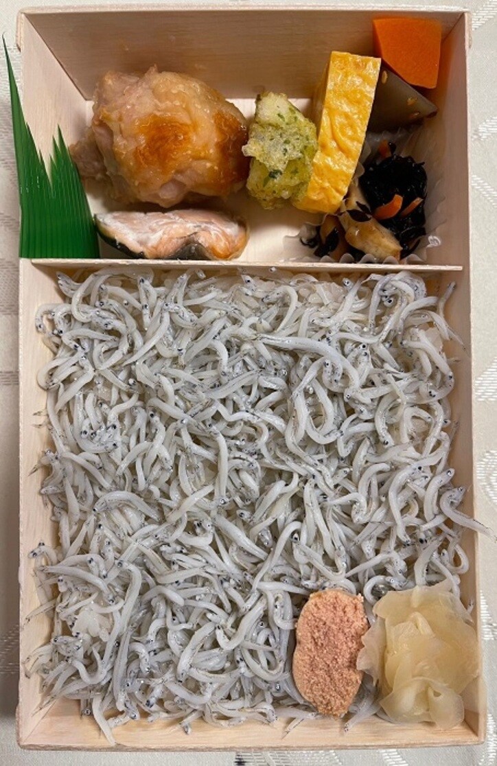  假屋崎省吾、名物の品がたっぷり入った贅沢な弁当を堪能「美味しそう」「良かったですね」の声 