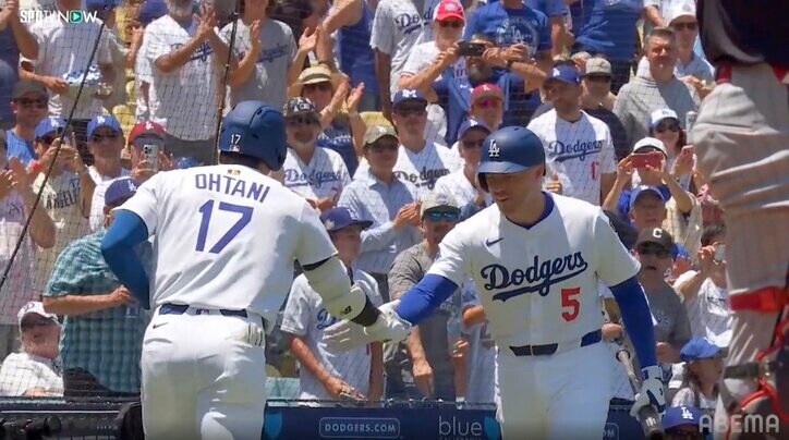 【写真・画像】大谷翔平の特大134m弾に相手捕手はマスク脱ぎ“呆然” 片膝立ちで5秒以上“微動だにせず”…ただ打球を見つめる　1枚目