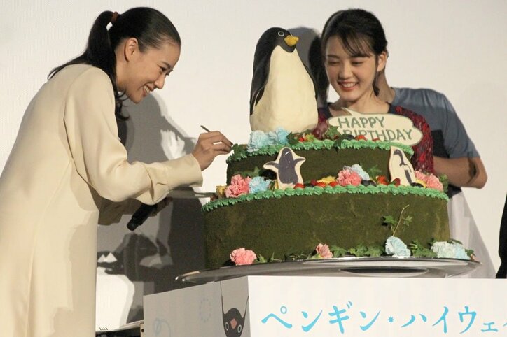 蒼井優、33歳誕生日にサプライズケーキ登場も「台本に書いてあった」と暴露