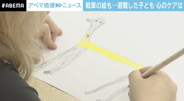 「兵士には水が足りないから…」ウクライナ避難民の4歳児が描いた絵は“軍の基地”だった