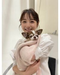 佐々木希の愛犬とのにっこりショットに「天使がふたり」「ダブルで可愛い」と悶絶の声