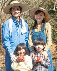 松下洸平、松本まりからとの『向こうの果て』家族ショット公開 「感動の写真」「ほのぼのショット」と反響