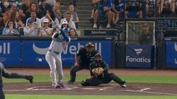 「こんなの見たことない」大谷翔平、折れたバットが“宙を舞う”珍ヒットに相手守備も混乱してしまう「すごい音だった」