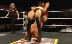 「刺さった」「凄すぎて客が引いている」攻めも受けも“エグすぎる”レスラーの攻防にファン騒然