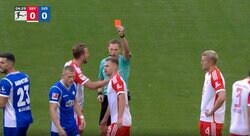 スタジアムに不穏な空気…わずか開始4分の「一発レッド退場劇」 大乱戦を予感させる衝撃シーン “バイエルンの心臓”キミッヒが電撃退場する瞬間