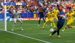 「ロナウジーニョかよ」オシャレすぎる“ラボーナ・クロス”にファン大興奮！ 若きファンタジスタが超絶テクニックを炸裂した瞬間「さすがチャビ・シモンズ」「魅せるな」