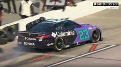 「手で車を止めようとしていた」レース中に身を挺して発進阻止…衝撃光景に中継騒然「あっとととと！凄いな」/NASCAR