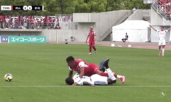 「プロレスラーかよ！」Jリーグ怪物FWの“恐怖のぶっ潰し守備”にSNS騒然「ルカオが柔道しとる」「なぜノーファウル？」「花園じゃないよ」新潟DFとの異次元デュエルが話題