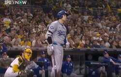 大谷翔平に何が起きた…？ 豪快スイング後に“異変”「いきなりどうした」フリーズ&謎の動き… 球場騒然