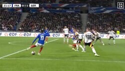 「イカれてる！」フランス代表FWの“特殊な変態ドリブル”にネット騒然！ ドイツ代表DFを連続でチンチンにした一部始終「両利きはリズムが掴めない」「異次元だわ」