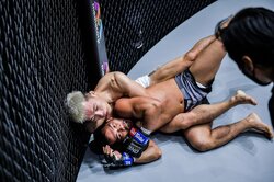 圧巻の“チョーク葬”に「これぞMMA」「綺麗に極めた」 海外を拠点に世界へ挑む日本人ファイターに脚光