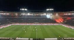 サポーターがブチギレ！→突然の“爆発音” 情けないチームの戦いに「怒りの発煙筒」 スタジアムに煙が立ち込めて真っ赤に染まる緊迫シーン