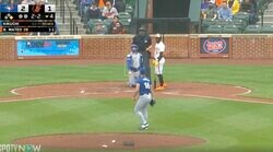 大ブーイングの嵐！菊池雄星がブチギレられた　打者がバットをぶん投げる… 手も足も出ない“見逃し三振”の瞬間 「あのコースは手が出ない」「振っても当たらないだろ」