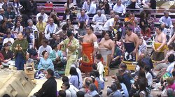 「長髪のイケメンがいる！」大相撲中継、“ただならぬ”存在感のロックミュージシャンにファン騒然 「ローランドに似てる」困惑の声も