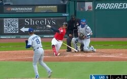 どんな落ち方…！？ 山本由伸、とてつもない“魔球”「誰にも打てない」 「芸術的」バットにかすらない… 打者が崩れ落ちる “マン振り三振”