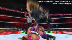 巨漢女子レスラー、味方ごと“グシャッ”押し潰した衝撃セントーン！ 合体技が一転…“もらい事故”状態に悲鳴