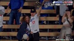 信じられない！ 大谷翔平の4戦連発弾をキャッチした青年が両手を突き上げ“愕然” 「１７ボーイキャッチ」ファンも驚き＆称賛