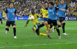 川崎DFがマネ撃退！“神カバーリング”にネット衝撃「すごい対応」「A代表呼ばれるな」「世界の佐々木旭」大ピンチで敵２人を吹っ飛ばした瞬間