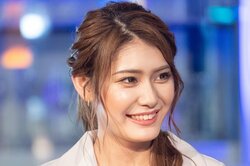 「見えたかも」超ミニでハイキック披露！ 19歳ラウンドガールが美脚＆胸元あらわなコーデで合コンに君臨