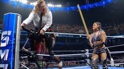 これは痛い…日本人女子レスラーの容赦ない“竹刀フルスイング”が顔面直撃で悶絶…「バチーン！」鳴り響く衝撃音に会場騒然