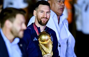 メッシの夢叶う！ W杯トロフィーと共にベッドイン、起きてもトロフィーは腕の中に「おはよう」