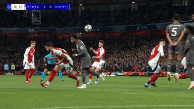 SNS狂喜乱舞！ CL決勝T初“直接FKダブル”の歴史的瞬間「力強いベッカム」「朝からライスおかわり」「クルトワから２本はえぐすぎる」アーセナルMFの弾丸カーブショットが話題沸騰