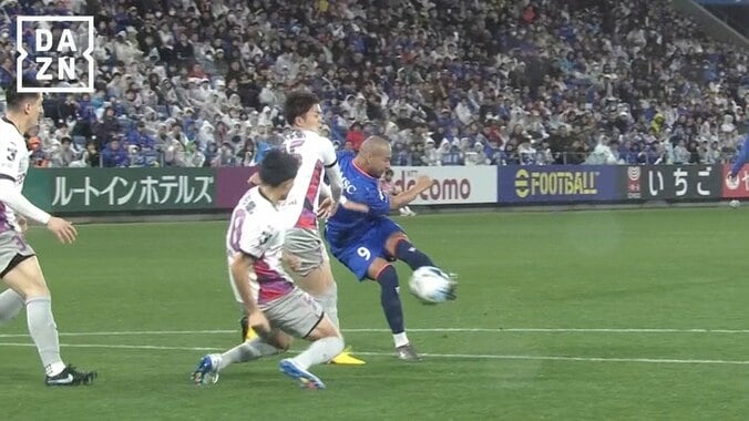 【映像】衝撃のノールック反転シュート