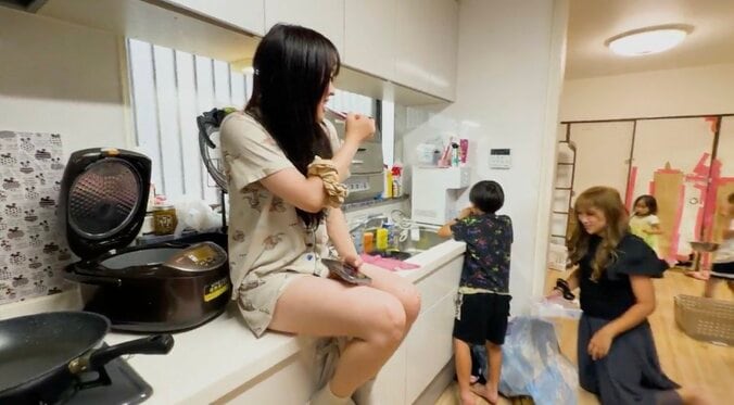 【写真・画像】「3日でボロボロになった」“1男8女の大家族”37歳シンママ美女、家賃6万4000円・5LDKの一軒家を公開し衝撃「ふすまめちゃくちゃ破れてる！」「エアコンにハンカチが挟まってる」　2枚目