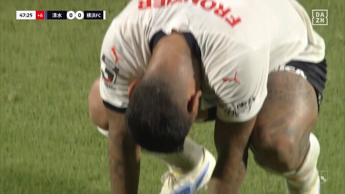 レッドカードに選手が涙目「みんな集まってるの泣ける」足裏スライで失意の一発退場→チームメイトが駆け寄る場面にファン同情「愛されてるな」 3枚目