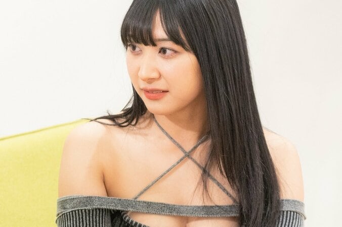 「セクシーすぎるブリッジ芸」26歳グラドル、大胆胸元＆美脚露わなミニスカで合コンに登場 1枚目