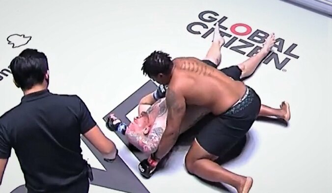 「うそ…こんなの見たことない」世界王者も絶句の“18秒失神”KO 上から“ドン”の衝撃結末 1枚目