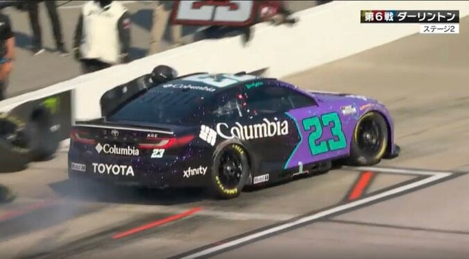 「手で車を止めようとしていた」レース中に身を挺して発進阻止…衝撃光景に中継騒然「あっとととと！凄いな」/NASCAR 2枚目