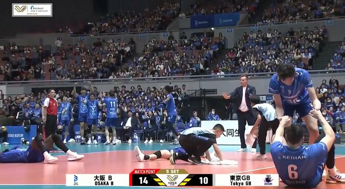 コート上に選手が次々と