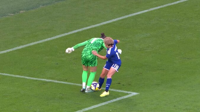 “まさかのゴール”に騒然！なでしこFW、敵GKからボール強奪→無慈悲な全力シュート「田中美南＝前田大然」「ナイスプレスだ」 4枚目