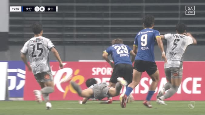 「絶対PK」「逆にシミュレーションに見える」J2リーグで物議を醸す判定！ 解説者も困惑した“微妙すぎる接触”の一部始終「VAR導入しませんか」 4枚目