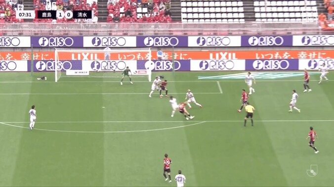 「ゲームみたいなゴールだ！」鈴木優磨が衝撃決勝弾！“４人無力化ゴロシュート”にファン仰天「それ決めるんか」「Jの膝スラで一番キレイ」 4枚目