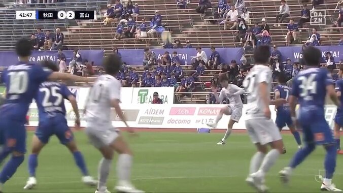 「こんなのみたことない」「一生語り継がれるゴール」風に乗る“40m級”スーパーロングFK弾がSNSで話題沸騰「ゴラッソ過ぎる」神コースに叩き込んだファン騒然の一撃 2枚目