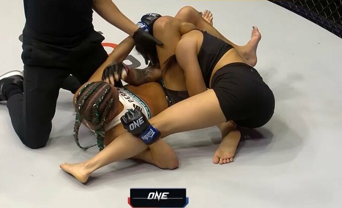 女子MMA、タップしても「外さない女」に視聴者騒然 「タップ、タップ、タップ」レフェリー連呼で波紋  1枚目