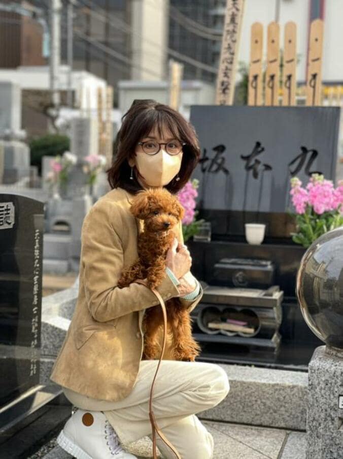  柏木由紀子、亡き夫・坂本九さんの墓参りへ「お花がたくさんで華やか」  1枚目