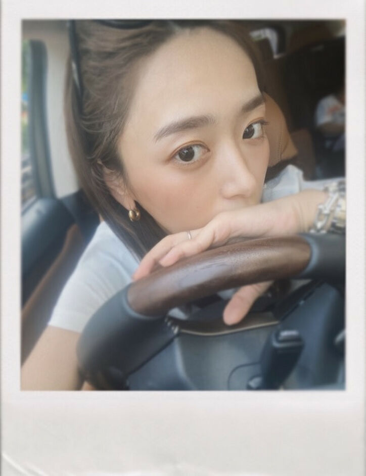 近藤千尋、娘達とドライブ中の自撮りショットを公開「完全に私、運転手です」