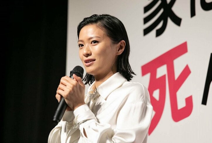 榮倉奈々、“頭に矢が刺さった”クールな横顔を披露「刺さってんのに可愛い」と反響