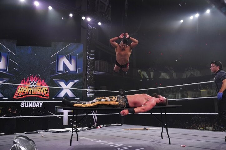 【映像】“フォームも美しい”決死ダイブ→テーブル真っ二つ